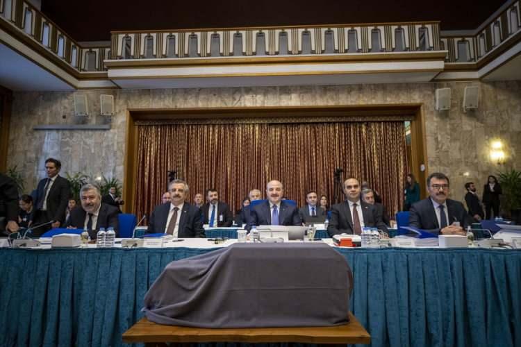 <p>Bakan Varank, TUBİTAK tarafından geliştirilen 5. nesil bir savaş uçağı olacak Milli Muharip Uçağının görev bilgisayarını gösterdi.</p>