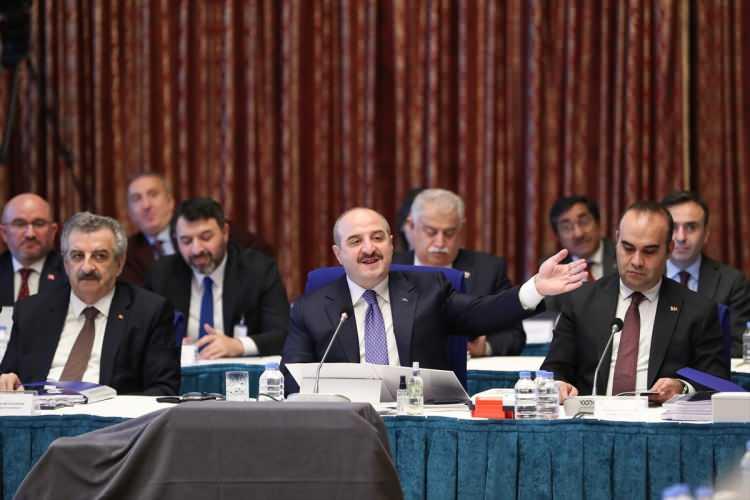 <p>ASELSAN'ın yerli bir start up ile birlikte geliştirdiği bu ürün ani kalp durmalarına müdahalede kullanılıyor" ifadesini kullandı.</p>
