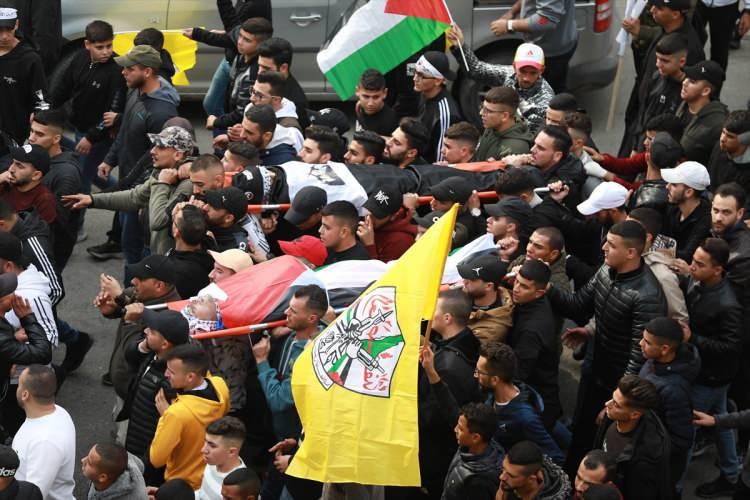 <p> İşgal altındaki Batı Şeria'nın kuzeyindeki Nablus kentinde temmuzda İsrail güçlerinin açtığı ateş sonucu yaralanan ve tedavi gördüğü hastanede hayatını kaybeden Filistinli Muhammed Ahmed Hasan Hırzallah (30) ve İsrail güçlerinin düzenlediği baskında öldürülen Muhammed Hişam Muhammed Ebu Kişk (22) için Nablus'ta cenaze töreni düzenlendi.</p>
