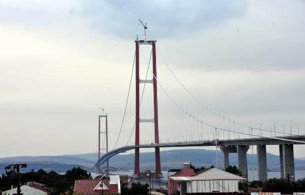 <p>Projenin kalıcı çelik imalatlarını sağlayan Çimtaş firması tarafından imal edilen 4 figür, mart ayında şirkete ait "GMK-1" isimli gemiyle Gelibolu Sütlüce'deki şantiye alanına getirilmişti.</p>