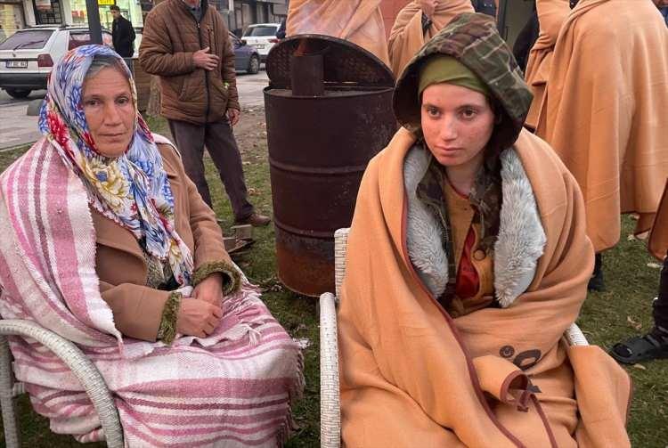 <p>Fethiye Bal da 1999 depremini de yaşadığını dile getirerek, korktuklarını, hemen dışarı çıktıklarını söyledi.</p>
<p>Depreme uykuda yakalanan Elif Balay ise "Bir gürültü koptu, sonra aşağıya indik, deprem devam etti, öyle yaşadık depremi. Deprem çok kötü bir şey." ifadesini kullandı.</p>