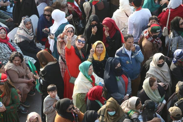<p>Vezirabad'da 3 Kasım'da konvoyuna ateş açılması sonucu Han, iki bacağından yaralanmıştı. Silahlı saldırıda Han'ın ayağına 4 kurşun isabet etmişti. Saldırıda bir kişi ölmüş, 13 kişi yaralanmıştı.</p>
<p> </p>