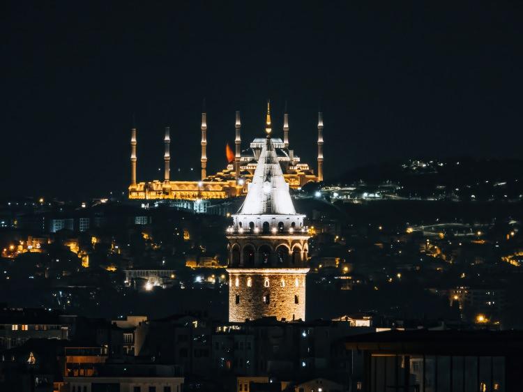 <p>Turan, en doğru konumu bulduğu gün ise hava bulutlu olmasına rağmen ayın doğumunu timelpyse tekniği ile fotoğrafladı. </p>