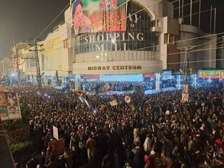 <p> </p>
<p>Pakistan Adalet Hareketi Partisi (PTI) lideri İmran Han, kurduğu ittifaklarla Hayber Pahtunhva ve Pencap eyaletleri ile Azad Cammu Keşmir ve Gilgit Baltistan bölgelerinde hükümette bulunuyor.</p>
