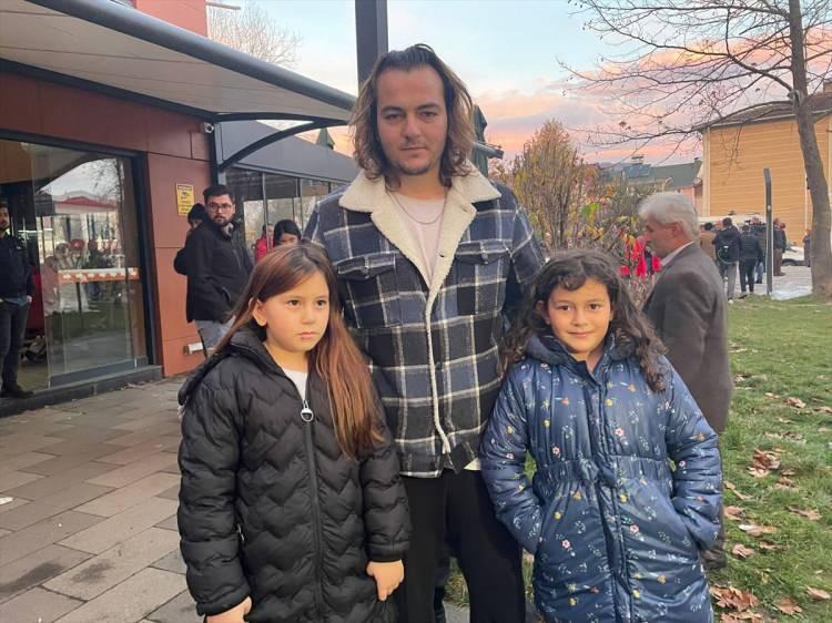 <p>Sefa Balay, deprem anında Sakarya'da olduğunu, şiddetli sarsıntı yaşadıklarını söyledi.</p>
<p>Ailesini aradığını fakat ulaşamayınca tedirgin olduğunu belirten Balay, "Hemen yola çıktım, hızlı şekilde geldim. Yolda ulaştım ama deprem paniği çok değişik bir şey. Geldim, iyi olduklarını gördüm. Çok şükür çok büyük hasarımız yok. Yeğenlerimi buraya depremden sonra neler yapılmasını görsünler diye özellikle getirdim." diye konuştu.</p>