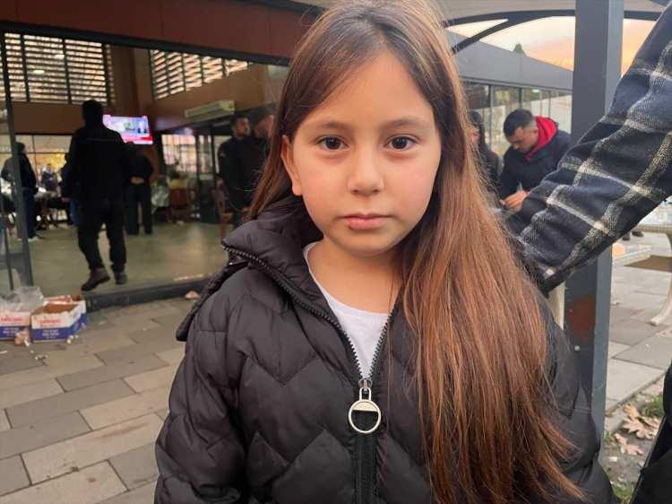 <p>İlçe merkezinde dışarıda bekleyişini sürdüren vatandaşlardan Aylin Bostan, AA muhabirine, deprem anında uyanık olduğunu, elektriklerin gittiğini ve sallandıklarını söyledi.</p>

<p>Daha sonra ablalarını uyandırdığını anlatan Bostan, "Bayağı sallandı her yer, çok ağladım, krize girdim resmen hala heyecanlıyım, korkuyorum. Dışarı çıktık hemen." dedi.</p>

<p> </p>
