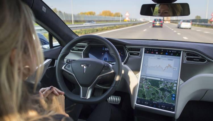 <p>Dev şirketler elektrikli otomobillerini geliştirmeye devam ederken ve sürücüsüz teknolojiyi hayatımıza kazandırmak için yüklü yatırımlar yaparken elektrikli otomobil devi Tesla, tam otonom sürüşte bir aşamayı daha tamamladığını duyurdu.</p>
