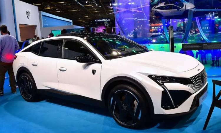 <p>408, C segmentinde alışık olunmadık, güçlü SUV kodları barındıran göz alıcı bir Fastback karoser formunda dış tasarıma sahip. EMP2 platformu kullanılarak üretilen 408, 4.687mm uzunluğa, 1.859 mm (aynalar katlı) genişliğe ve 2.787 mm dingil mesafesiyle sınıfının limitlerini zorluyor. </p>