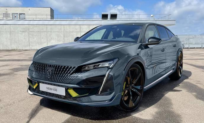 <p>Önden bakıldığında yeni nesil PEUGEOT modellerinin karakteristik unsuru olan yatay ve uzun motor kaputu dikkat çekiyor. Bu tasarım seçimi kaput/yan cephe oyuklarını görsel olarak gizlerken aynı zamanda otomobile modern ve güçlü bir görünüm kazandırıyor. Yine bu tasarım uygulaması gövdenin dış çizgisini basitleştirerek gövde parçalarının mükemmel şekilde oturmasını sağlıyor.</p>