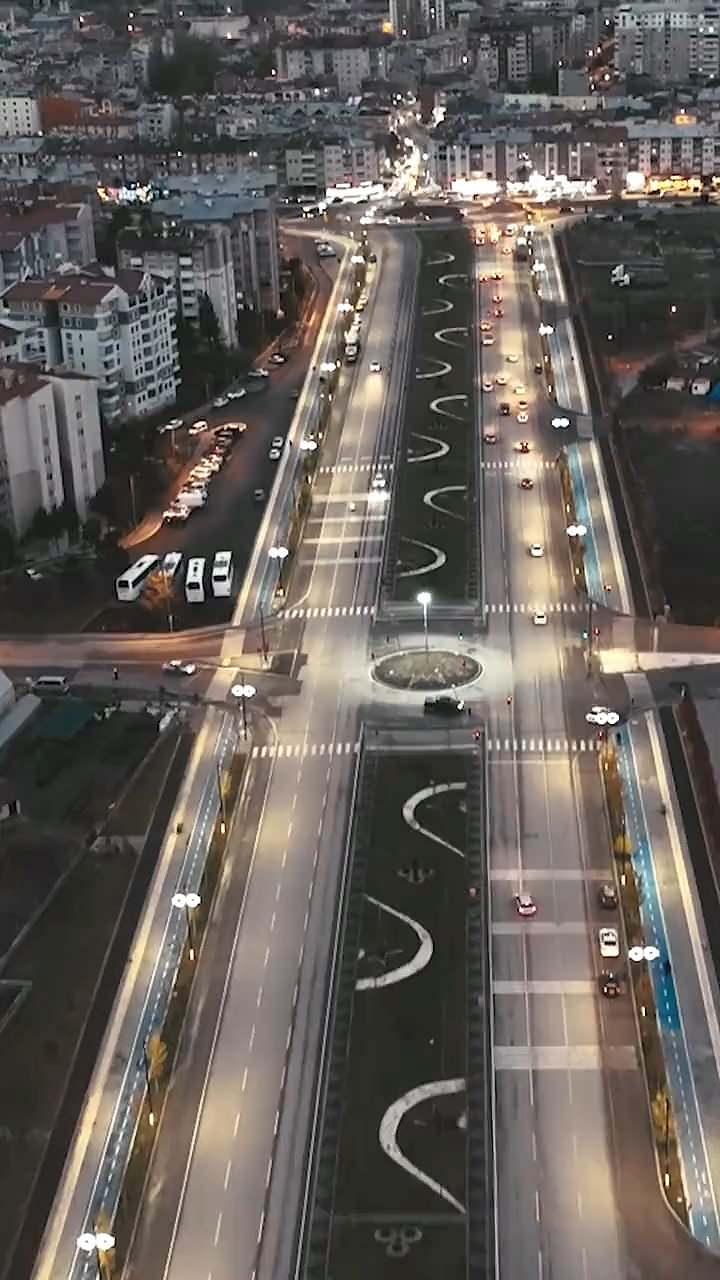 <p>Bulvarın havadan çekilen görüntülerini paylaşan Sivas Belediye Başkanı Hilmi Bilgin "Havaalanı pisti ile karıştıranlar var ama yanlış anlaşılmasın burası yeni açtığımız Recep Tayyip Erdoğan Bulvarı..." ifadelerini kullandı.</p>
