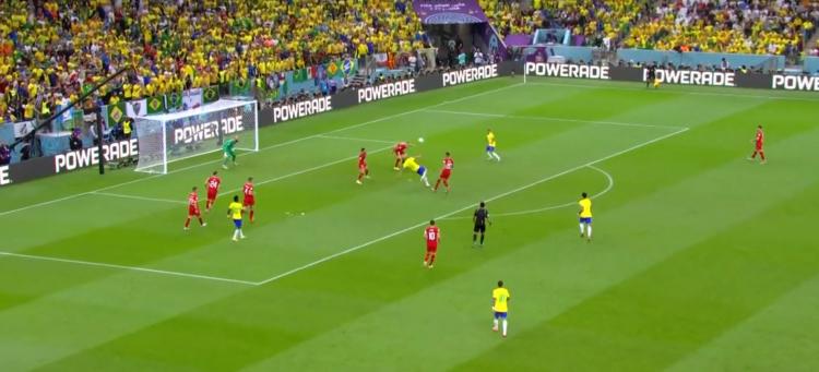 <p>Mücadele 1-0 Brezilya'nın üstünlüğüyle devam ederken Sambacıların formasını giyen forvet oyuncusu Richarlison, sahneye çıkarak gözlerin pasını sildi.</p>
