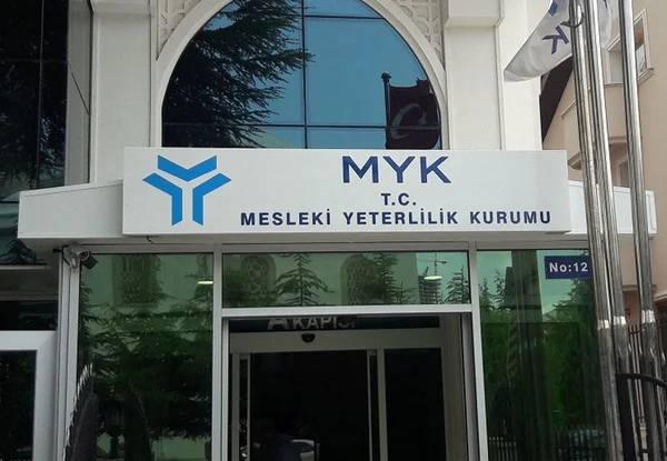 <p>Bu mesleklerde, MYK Mesleki Yeterlilik Belgesine sahip olmayanlar, 1 Ocak 2023'te itibaren çalıştırılamayacak. Bu 16 meslekle birlikte mesleki yeterlilik belgesi zorunluluğu bulunan "tehlikeli" ve "çok tehlikeli" sınıftaki meslek sayısı 204'e yükselmiş olacak.</p>
<p> </p>