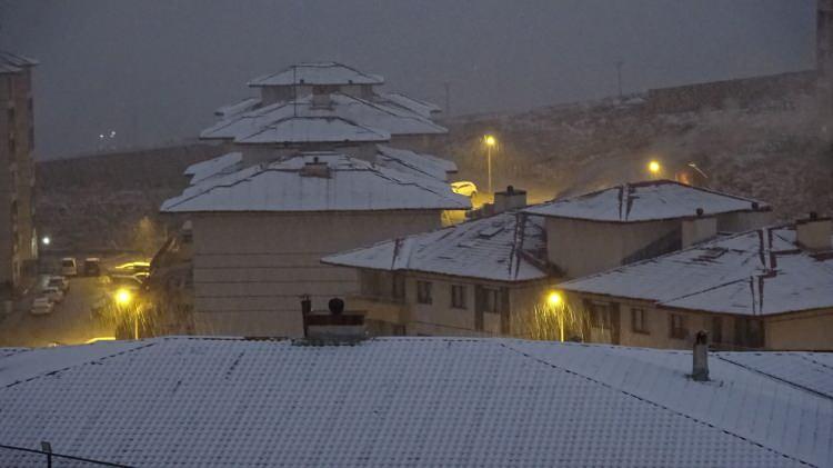 <p>Yüksekova ve çevresinde dün akşam etkili olan yağmur, sabah erken saatlerde yerini kar yağışına bıraktı. Kentte özellikle yüksek kesimler, beyaza büründü. Meteoroloji yetkilileri, bölgede gün içinde de kar yağışı beklendiğini söyledi.</p>
