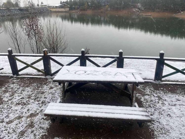 <p><span style="color:#A52A2A"><strong>YOZGAT'TA MİLLİ PARK BEYAZA BÜRÜNDÜ</strong></span></p>
<p>Türkiye’nin ilk milli parkı olan Yozgat Çamlığı Milli Parkı yağan kar ile beyaza büründü. Yeşil ve beyaz örtü seyrine doyumsuz görüntüler oluşturdu.</p>