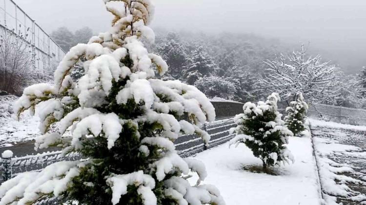 <p>Meteoroloji Genel Müdürlüğünün sarı kod ile uyarıda bulunduğu iller arasında yer alan Yozgat’ta önce yağmur, sonra da kar yağışı etkili oldu. Dün gece geç saatlere kadar il genelinde etkili olan sağanak yağış yerini sabaha karşı kar yağışına bıraktı. </p>