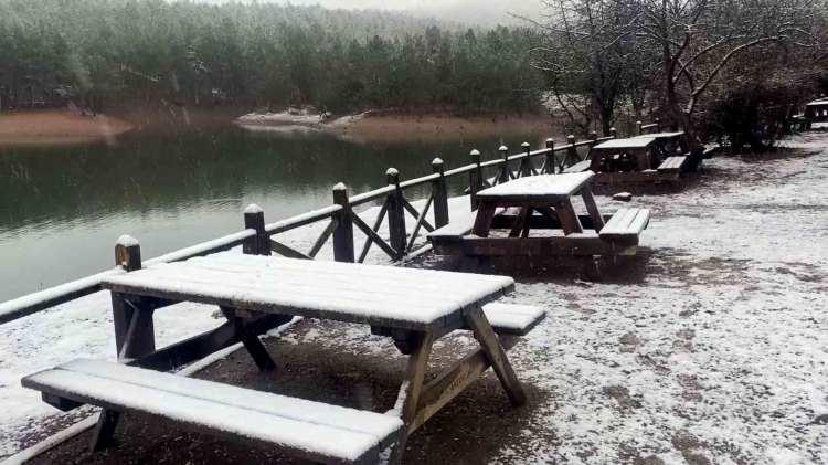 <p>Özellikle Akdağmadeni ve Çayıralan ilçeleri ile il merkezinin yüksek kesimlerinde etkili olan yağışla kar kalınlığı 10 santimetreye ulaştı. Türkiye’nin ilk milli parkı olan Yozgat Çamlık Milli Parkı’nda kar yağışı sonrası seyrine doyumsuz görüntüler oluştu. </p>
