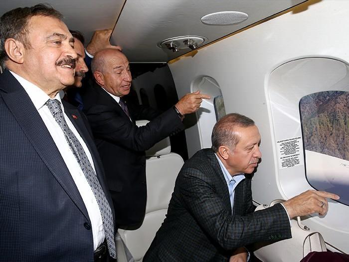 <p>Yusufeli Barajı 100 Katlı Bir Gökdelen Yüksekliğindedir.<br />
Yusufeli Barajı, aynı nehir üzerinde inşa ettiğimiz ve hâlihazırda ülkemizin en yüksek barajı olan 249 metre yüksekliğindeki Deriner Barajından 26 metre daha yüksektir. </p>

<p>​</p>
