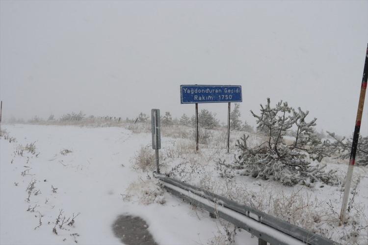 <p><strong>SİVAS</strong></p>
<p>Sivas-Malatya kara yolunda bulunan Yağdonduran Geçidi'nde kar yağışı etkili oldu.</p>