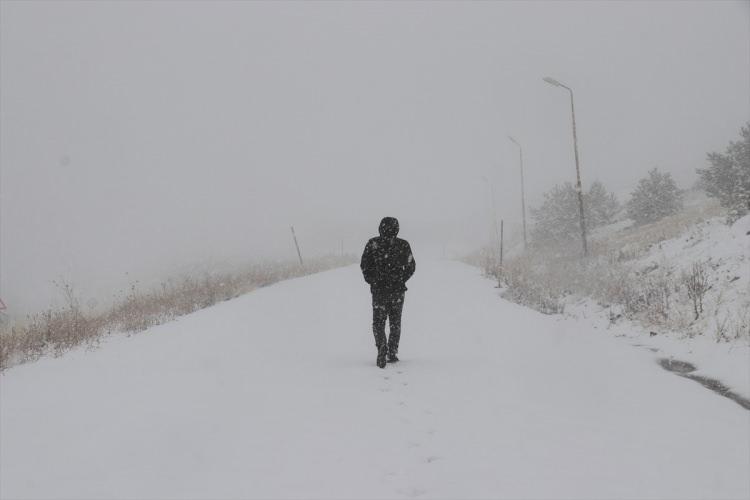 <p>Sivas-Malatya kara yolunda bulunan 1700 rakımlı Yağdonduran Geçidi'nde gece saatlerinde başlayan kar yağışı sürüyor.</p>