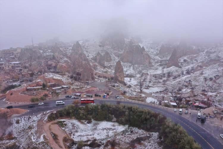 <p> </p>
<p>Nevşehir'de dün öğle saatlerinden itibaren etkili olan yağmur, sabaha karşı yüksek kesimlerde kara dönüştü.</p>