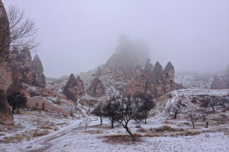 <p>Turistler, peribacaları ve doğal kaya oluşumlarıyla kaplı alanda ortaya çıkan manzarayı izledi.</p>
