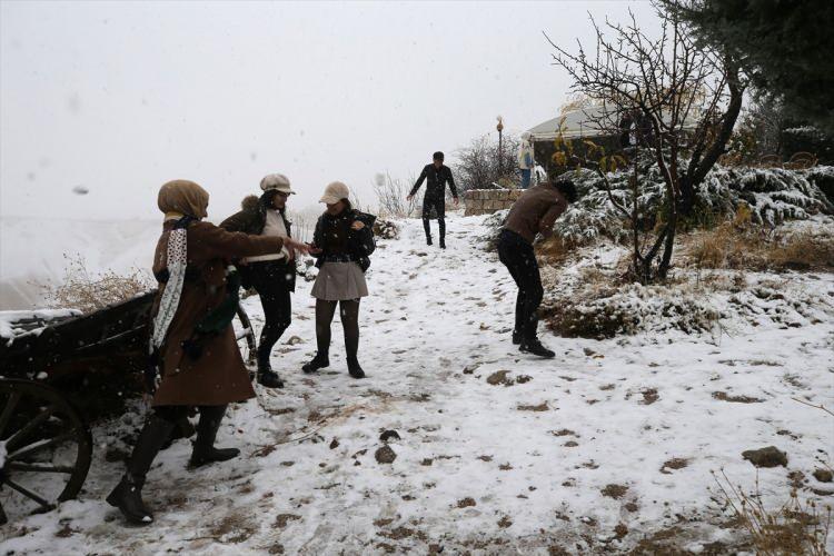 <p><strong>KAPADOKYA - NEVŞEHİR</strong></p>
<p>Kapadokya'da turistler, karın etkili olduğu bölgede manzarayı fotoğraflayıp kar topu oynadı.</p>