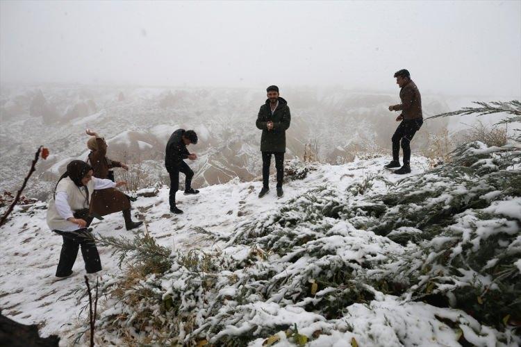 <p>Bölgenin tarihi ve doğal güzellikleri arasında gezinti yapan turistlerden Enes Yeşiller, daha önce de Kapadokya'ya geldiğini ancak karlı manzarayla karşılaşmanın farklı görsel zenginlik sunduğunu belirtti.</p>