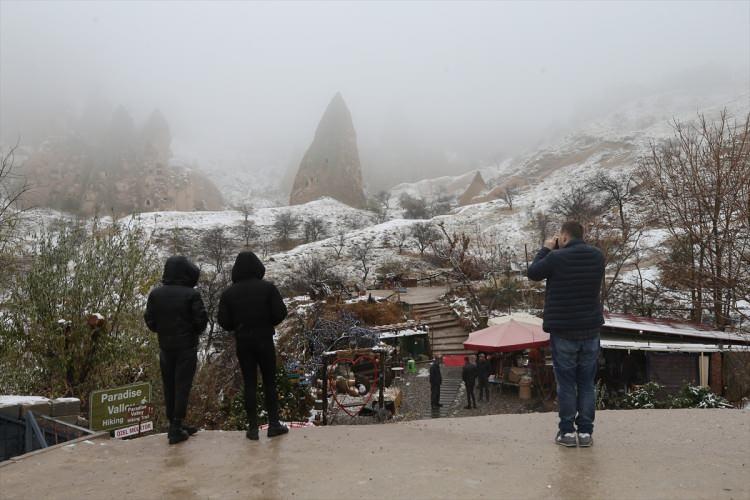 <p>Bölgeyi ziyaret eden bazı turistler, beyaza bürünen vadilerde fotoğraf çekti, bazıları da arkadaşlarıyla kar topu oynadı.</p>
