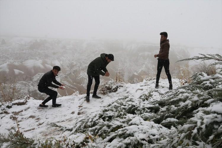 <p>ABD'li turistlerden Neia Reed ise hava koşullarından dolayı bölgede balon uçuşlarının yapılamamasından üzüntü duyduğunu ifade ederek, "Burası çok güzel. Manzarayı gökyüzünden izleyemedik ama yarın arazi araçlarıyla safari turuna katılacağız." diye konuştu.</p>