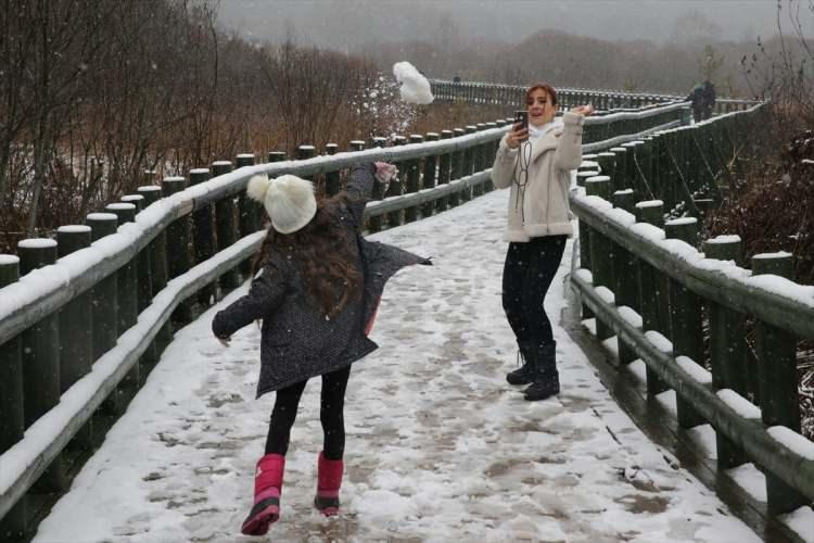 <p>Günübirlik ya da konaklamak için milli parkı ziyaret edenler, kar yağışı altında göl çevresinde yürüyüş yaptı. Ziyaretçiler, karlı manzaraya karşı bol bol hatıra fotoğrafı çektirdi.</p>