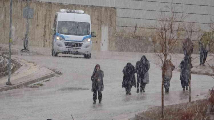 <p><strong>HAKKARİ</strong></p>
<p>Hakkari'nin Yüksekova ilçesinde sabah saatlerinde başlayan kar yağışı hayatı olumsuz yönde etkiledi.</p>