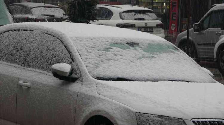 <p>Bugün sabah saatlerinde ise yerini tamamen kar yağışına bıraktı.</p>
