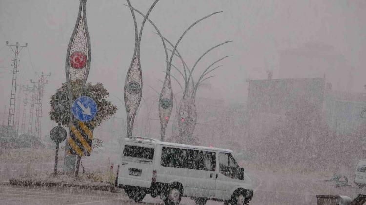 <p>İlçe merkezinde devam eden yoğun kar, şehri beyaza bürüdü.</p>
