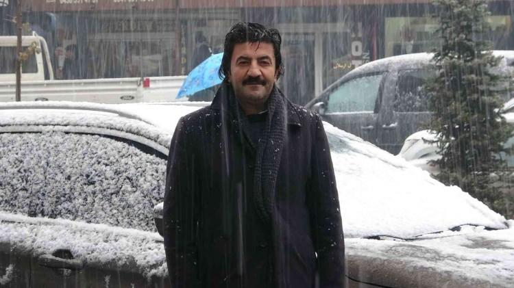 <p>Soğuk havaların ardından yoğun bir kar yağışı olduğunu dile getiren Bedri Yılmaz, "İki aydan fazladır havalar soğuktu. Dün gece zaten karla karışık yağış vardı.</p>

