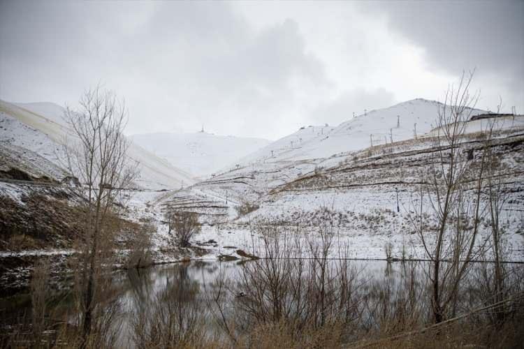 <p><strong>ERZURUM</strong></p>
<p>Avrupa'nın önemli kış turizmi merkezlerinden Erzurum'daki Palandöken Kayak Merkezi, kar yağışıyla beyaz örtüyle kaplandı.</p>