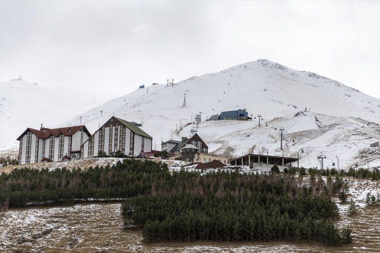 <p>Kayak, snowboard ve kızak keyfinin yanı sıra buz duvarı, snow park, dev salıncak, zipline, yamaç paraşütü, insan sapanı, gece kayağı ve lastik raftingi ile de misafirlerine macera ve heyecan dolu bir tatil fırsatının sunulduğu Palandöken'e Türkiye'nin yanı sıra İran, Rusya, Ukrayna ve Azerbaycan ile Avrupa ülkelerinden turist geliyor.</p>
