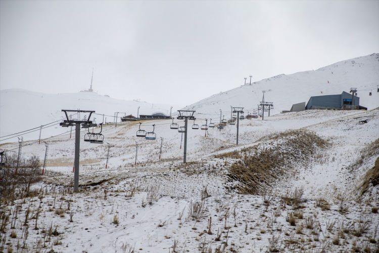 <p>Çoğu Palandöken'de bulunan 4 bin yatak kapasiteli 20 otelde ve bungalov evlerde ağırlanan turistler, uzunlukları 1 ile 14 kilometre arasında değişen 56 pistte kesintisiz kayak yapma fırsatı buluyor.</p>