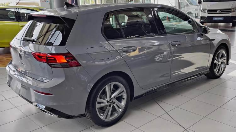 <p><strong>2022 Model Volkswagen Golf</strong></p>

<p>- Golf 1.0 TSI 110 PS Manuel Impression 641,500 TL</p>

<p>- Golf 1.0 eTSI 110 PS DSG Life 781,600 TL</p>

<p>- Golf 1.0 eTSI 110 PS DSG Style 881,500 TL</p>

<p>- Golf 1.0 eTSI 110 PS DSG R-Line 918,200 TL</p>

<p>- Golf 1.5 eTSI 150 PS DSG Style 938,500 TL</p>

<p>- Golf 1.5 eTSI 150 PS DSG R-Line 1,002,700 TL</p>

<p> </p>
