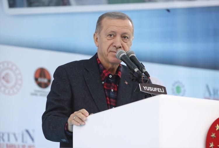 <p>Cumhurbaşkanı Recep Tayyip Erdoğan, Yusufeli Yeni Yerleşim Yeri’nde "Yusufeli Barajı ve HES, Yeni Bağlantı Yolları ve Tünelleri ile Yeni Yerleşim Bölgesi Açılış Töreni"ne katıldı.</p>
<p> </p>