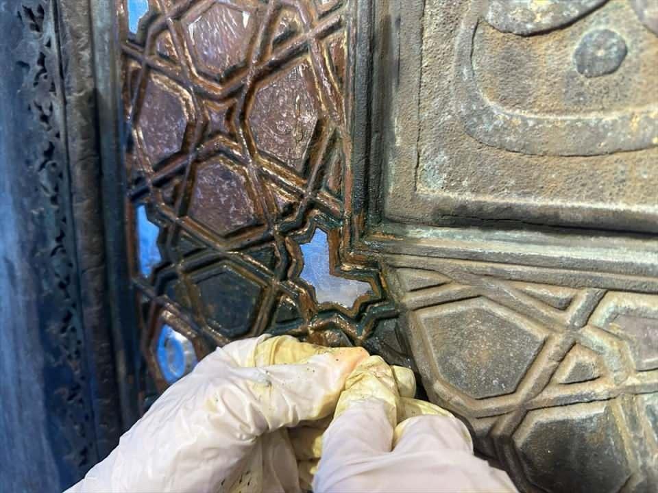 <p>Ersoy, caminin revaklı avlusuna 3 yönden bronz kapılarla girildiğini, bu kapıların geometrik geçmeleri dışında, ajurlu demir menteşe klapalarının bile kazıma tekniğiyle işlendiğini, kapılarda rumi desenlere yer verildiğini aktardı.</p>

<p> </p>
