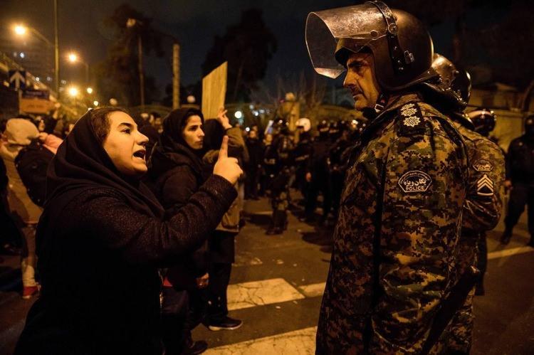 <p>İran medyasına yansıyan haberlere göre, gösteriler sırasında yaklaşık 60 güvenlik görevlisi yaşamını yitirdi.</p>
