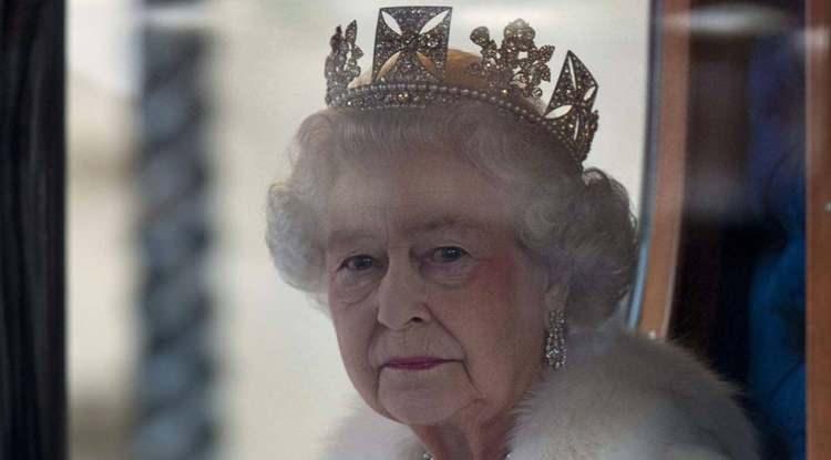 <p><span style="color:#FF0000"><strong>İngiltere Kraliçesi II. Elizabeth'in vefatının ardından ortaya atılan çarpıcı bir iddia İngiliz basınında büyük yankı uyandırdı. Kraliçe'nin eşinin yakın arkadaşı Gyles Brandreth, "yaşlılığa bağlı" sebeplerden öldüğü söylenen 96 yaşındaki Kraliçe'nin gerçek ölüm nedeninin bu olmadığı ileri sürdü. </strong></span></p>
