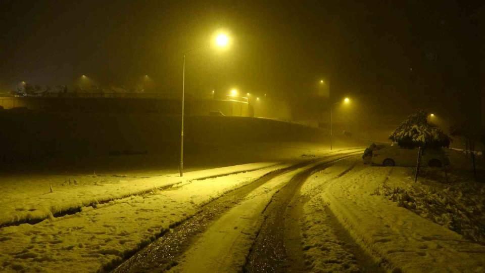 <p><strong>‘’Meteoroloji uyarılar yapmıştı günler öncesi’’</strong><br />
<br />
Meteoroloji Genel Müdürlüğü tarafından yapılan açıklamada ise akşam saatlerinden itibaren Bitlis ve Van’ın güneyinde yerel olarak kuvvetli; Hakkari’de ise çok kuvvetli sağanak beklendiğini, yağışların bin 700 metre üzeri yüksek kesimlerde karla karışık yağmur ve kar şeklinde etkili olacağı belirtilmişti.</p>
