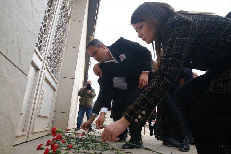<p>Kaymakam Furkan Çakır, Belediye Başkanı Ali Doğan, İlçe Jandarma Komutanı Üsteğmen Kamil Çaylı, İlçe Milli Eğitim Müdürü Kendirci, çok sayıda öğretmen ve öğrenci, şehit öğretmen Alkan'ın görev yaptığı Kocatepe İlkokulu kapısına karanfil bıraktı.</p>