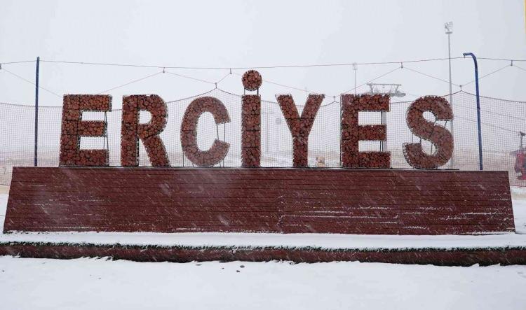 <p>Başkan Büyükkılıç, konu ile ilgili yaptığı açıklamada, her sezon olduğu gibi yeni sezonda da Erciyes’in farkını ortaya koyacağını ifade etti. Kayseri’nin simgesi, Türkiye’nin incisi olan kış turizm merkezi olan Erciyes Kayak Merkezi’nin yağan kar ile birlikte beyaza büründüğünü ifade eden Büyükkılıç, “Erciyes’imiz beyaza büründü, pırıl pırıl, dostlarını bekliyor.</p>