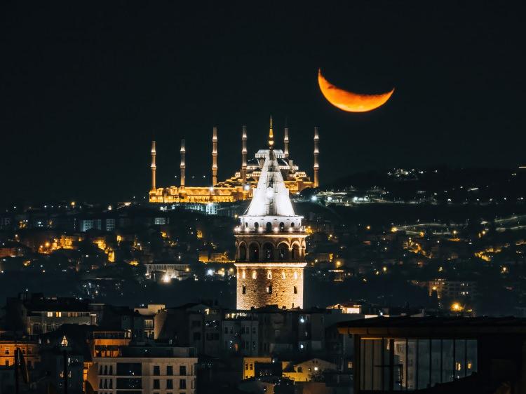 <p>Turan, fotoğrafı çekebilmek için yaklaşık 3 ay boyunca ayın hareketlerini nereden doğup nereden battığından hava durumu verilerine kadar birçok farklı durumu inceledi ve sonunda ayı çekebilmek için birçok farklı konum buldu.</p>