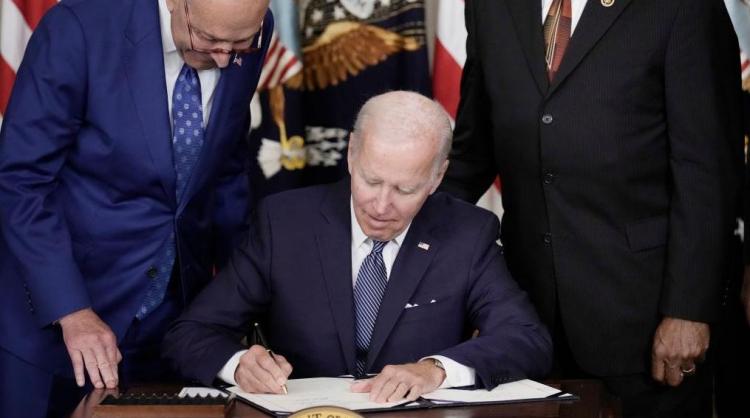 <p>Başkan Joe Biden, geçen ağustos ayında, ABD’de açılan işletmelere enerjinin sağlanması alanında vergi indirimlerini ve diğer kolaylıklar öngören ‘enflasyonu düşürme’ yasa tasarısını imzaladı.</p>

<p> </p>
