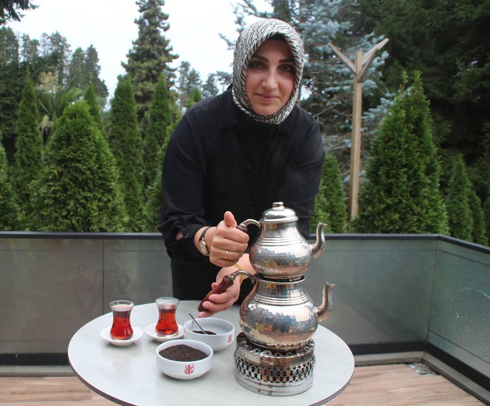 <p>Kültür ve Turizm Bakanlığı'nca yapılan başvuru sonrası 'Türk çay kültürü', UNESCO Somut Olmayan Kültürel Miras Listesi'ne eklendi. 'Türk çay kültürü'ne ilişkin bilgi veren çay eksperi ve tadımcısı Selin Göller, "Dünyada en çok çay, Türkiye'de tüketiliyor. Kişi başına yıllık ortalama 3 kilogram. Tabii bu oranlar siyah çay üzerinden değerlendiriliyor" dedi.</p>
