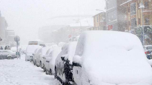 <p><em><strong>Meteoroloji Uzmanı Güven Özdemir Ocak ayını işaret ederek şu uyarıları yapmıştı;</strong></em></p>
<p>Mevsim itibarıyla Aralık ayı girmek üzere. Havalar soğumaya başladı. Dünya modellerine baktığımızda, ocak, şubat ve mart aylarında kar yağışını bekliyoruz.</p>
<p> </p>