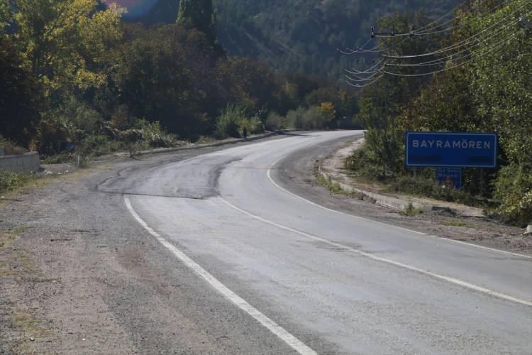 <p>İlçede yaz aylarında nüfusta yoğunluk yaşandığını belirten Muratoğlu, "Nüfusumuz resmi kayıtlarda 476 olarak görünüyor. Nüfus yaz aylarında gurbetteki vatandaşlarımızın ilçeye gelmesiyle üç beş katı yükseliyor. Köylerimizin nüfusuyla Türkiye'de en küçük ilçe değiliz ama ilçe merkez nüfusunu baz alacak olursak, Türkiye'nin en küçük ilçesiyiz." dedi.</p>

<p>İlçe nüfusunun az olması nedeniyle belediye gelirinin de düşük olduğuna dikkati çeken Muratoğlu, "Belediye katkısının düşük olması bizi yaz aylarında zorluyor. Hizmet veriyoruz, bu hizmeti de 476 kişi olan ilçe nüfusumuza gelen ödenekle yapıyoruz. Bu bizi zorluyor ama yine üstesinden geliyoruz." diye konuştu.</p>
